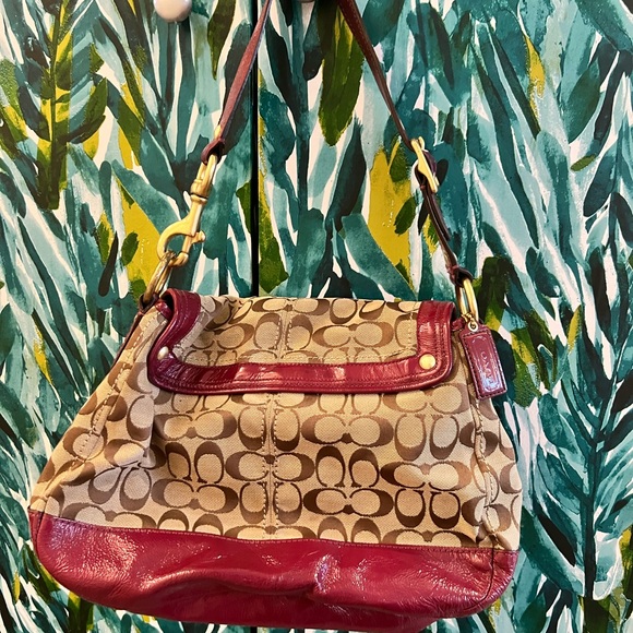 Over sholder coach purse, with inside pockets .Also flap with gold buckle - Picture 2 of 3